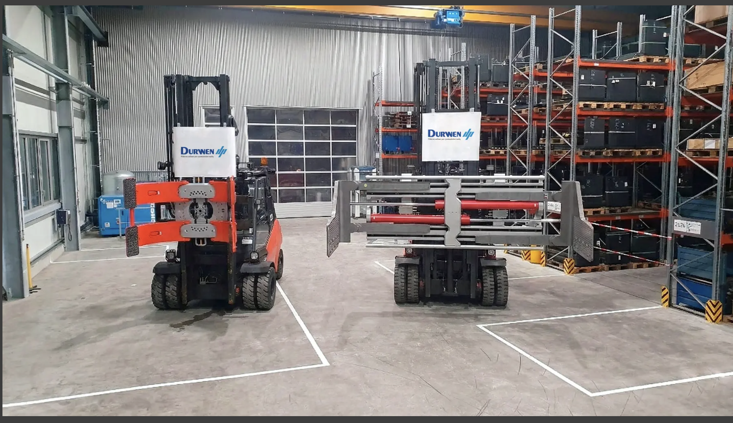 Carretillas elevadoras con implementos Durwen en almacén